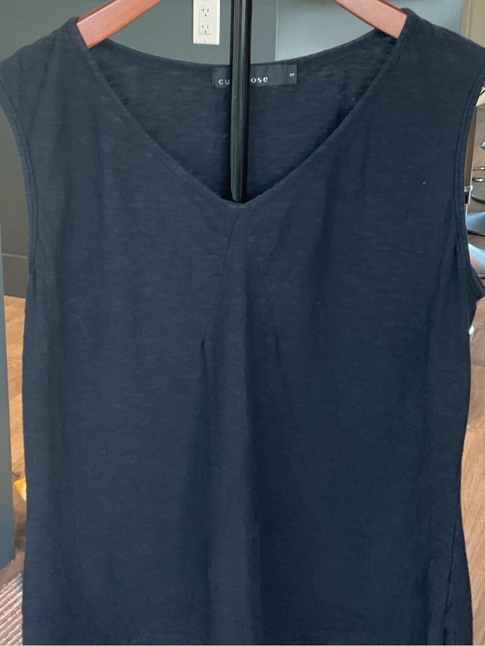 *Cut Loose* Classic Cut Black V-Neck Slub Linen Mix Sleeveless Tank Top. - Picture 4 of 7